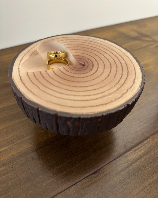 Porta alianças da Etiquette em resina imitando tronco de árvore. Estilo rústico-chic, ideal para cerimônias ao ar livre.