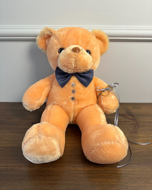 Ursinho porta alianças da Etiquette em pelúcia amarelada, com gravata borboleta, botões e fita para amarrar as alianças. Ideal para pajens pequenos.