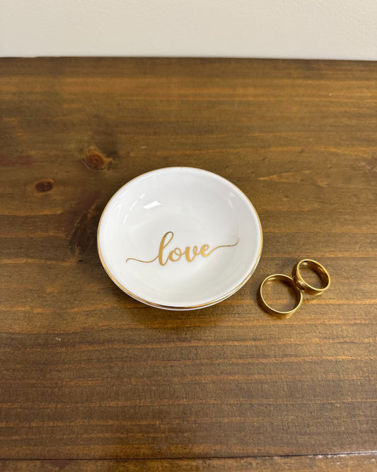 Pratinho porta alianças da Etiquette em porcelana branca vitrificada com detalhe dourado e a palavra “Love”. Delicado e elegante.