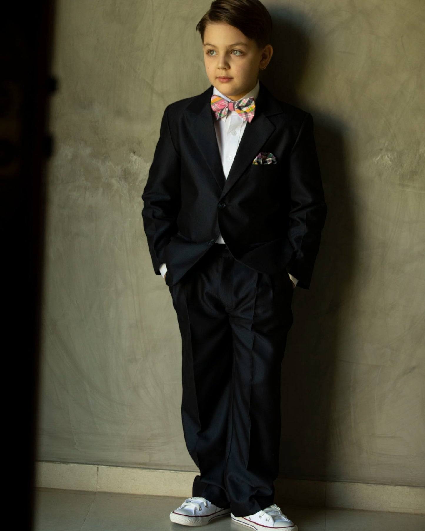 Terno infantil azul-marinho para pajem, com paletó, colete, calça social, camisa branca e gravata. Look clássico e sofisticado para cerimônias.