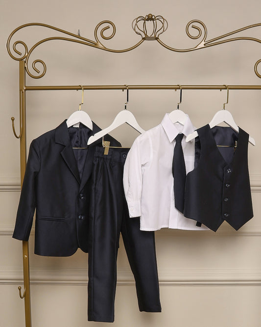Terno infantil azul-marinho para pajem, com paletó, colete, calça social, camisa branca e gravata. Look clássico e sofisticado para cerimônias.