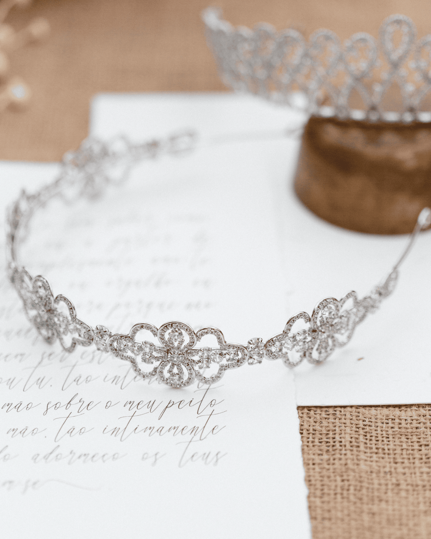 Tiara de noiva com arabescos inspirados em azulejos portugueses e mix de pedras, modelo Carlota da coleção Bossa meets Fado da Etiquette.