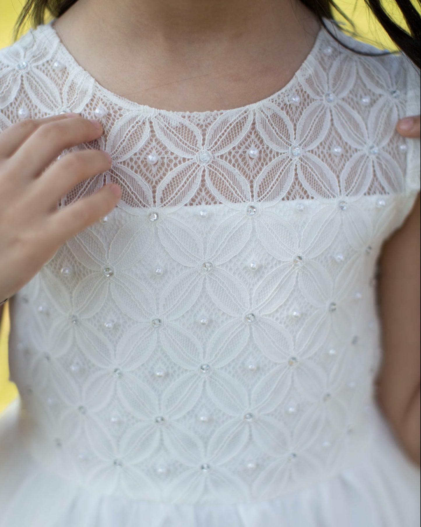 Vestido para daminha Julia branco perolado com renda bordada, pérolas, saia de tule e laço em cetim da Etiquette.