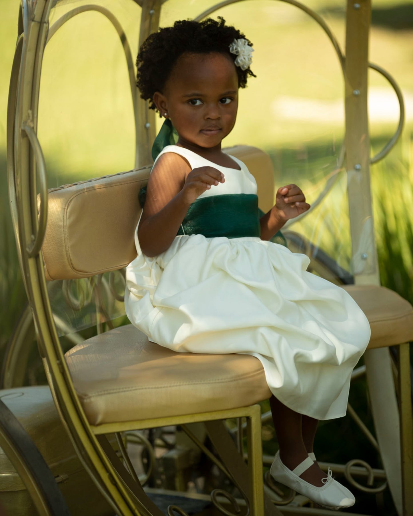 Vestido para daminha Princesa offwhite com pregas recolhidas e faixa em organza da Etiquette.