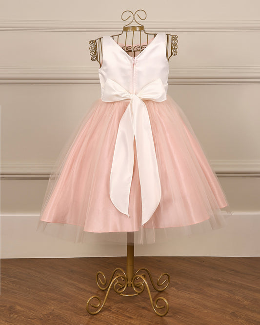 Vestido para daminha Alice offwhite e rosa com saia de tule, faixa ajustável e broche de flores decote da Etiquette