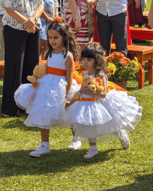 Vestido para daminha Babado branco com saia de organza em camadas e faixa opcional da Etiquette