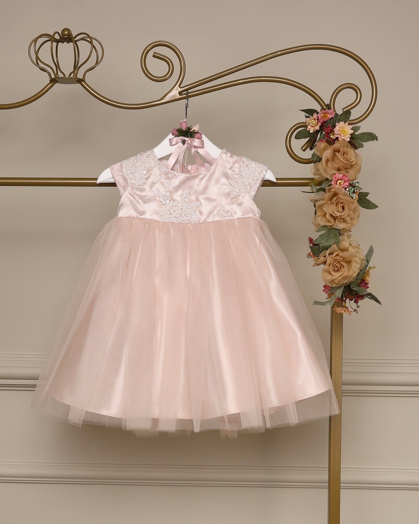 Vestido para bebê Clara em rosa com corpete de tule e renda com brilho, saia dupla e laço nas costas da Etiquette