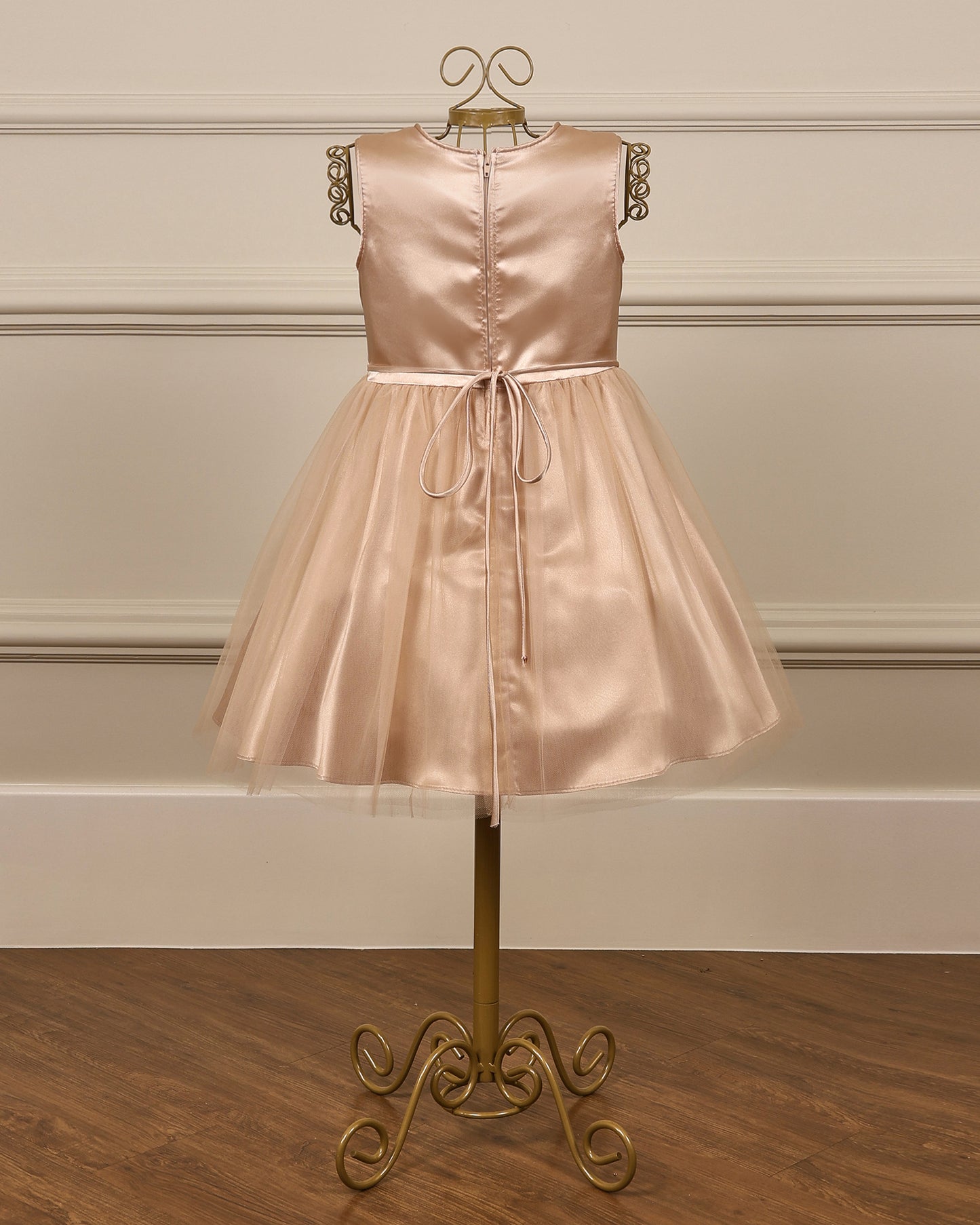 Vestido para daminha Camilla champagne com corpete com brilho, saia de tule e laço removível da Etiquette