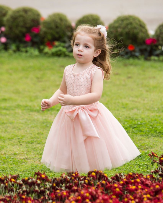 Vestido para daminha Camilla rosa com tule, brilhos delicados no corpete e laço nas costas da Etiquette