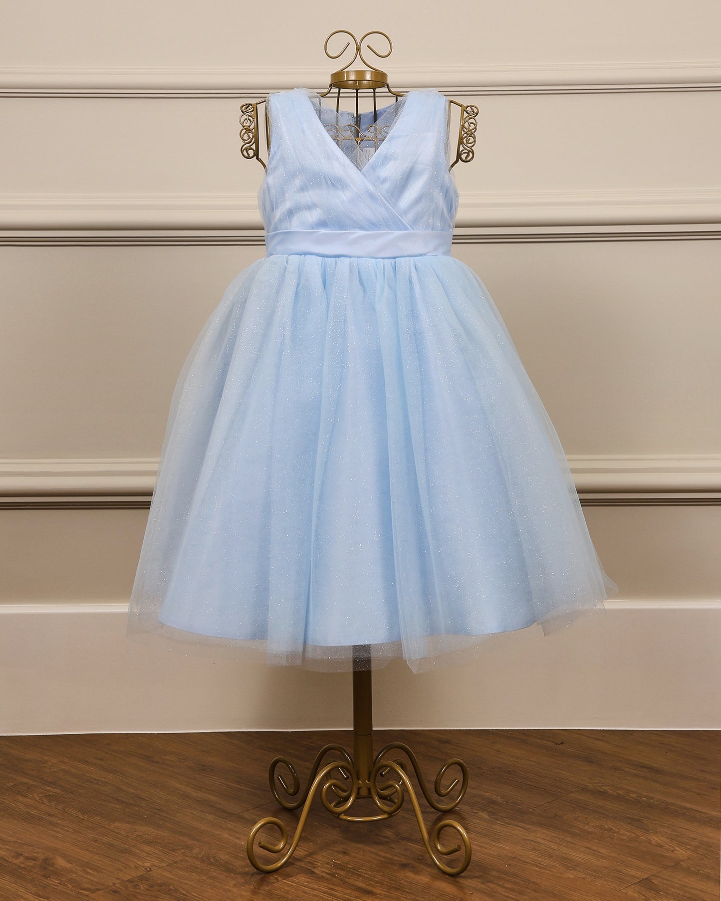 Vestido infantil Cindy azul claro com tule de brilho, laço nas costas e decote transpassado da Etiquette