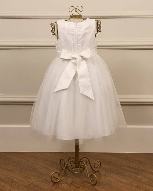 Vestido para daminha Cindy branco perolado com tule de brilho, decote V e laço nas costas da Etiquette