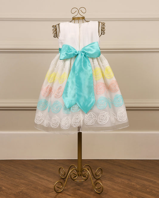 Vestido para daminha Colors em shantung branco perolado com organza bordada em tons pastel e flores 3D na cintura da Etiquette