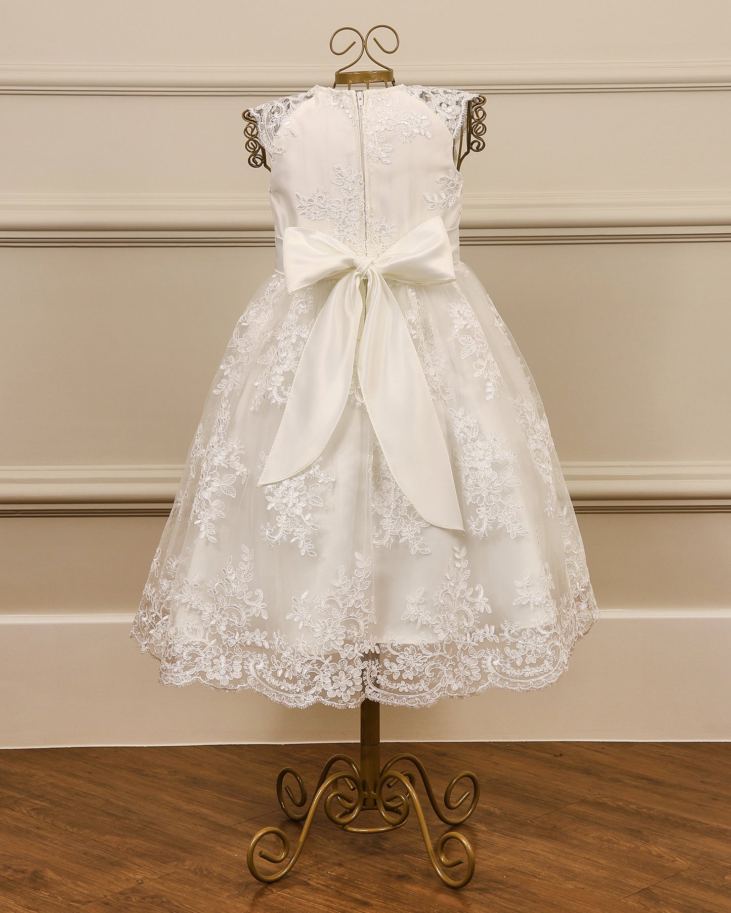 Vestido para daminha Cristina branco perolado com renda e mangas japonesas com laço nas costas da Etiquette