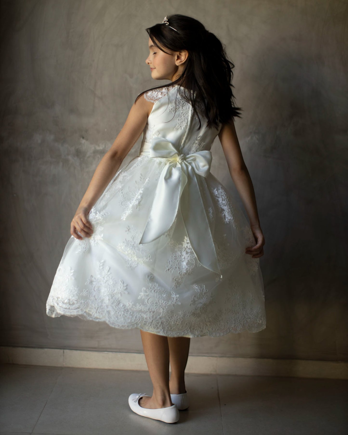 Vestido para daminha Cristina branco perolado com renda, laço de cetim e mangas japonesas da Etiquette.