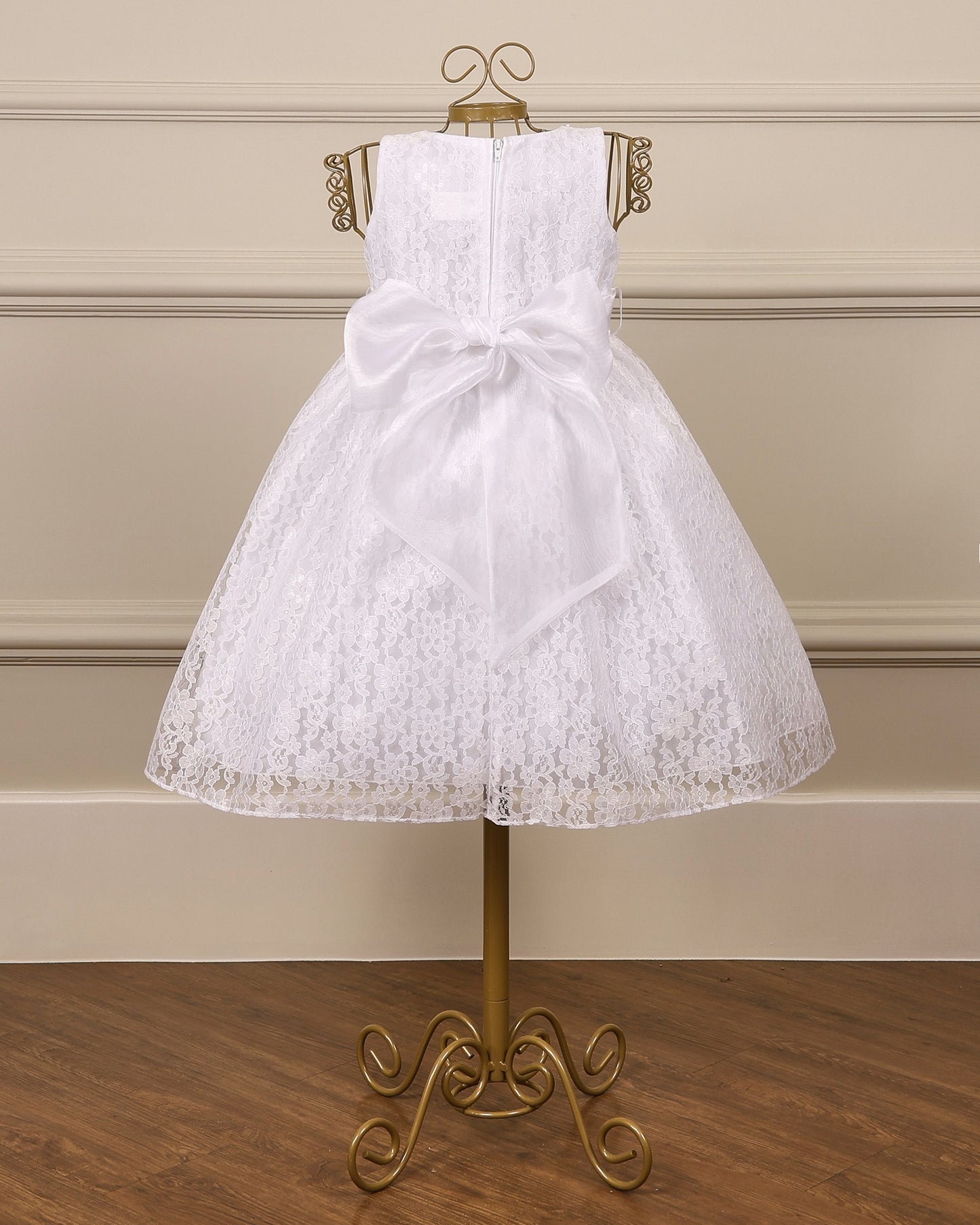 Vestido para daminha Duda branco com renda floral, pérolas no corpete, saia volumosa e faixa de organza da Etiquette