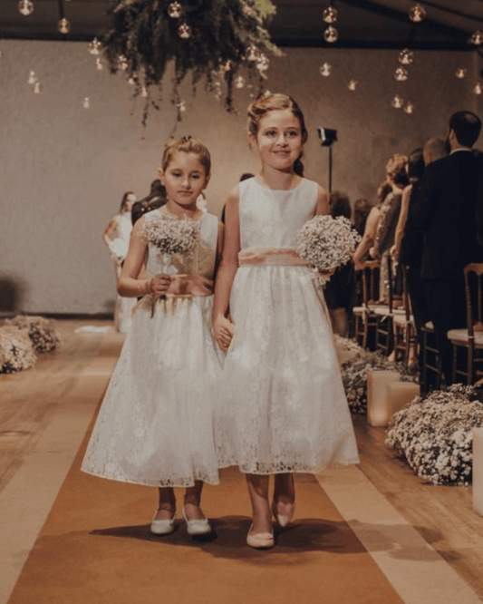 Vestido para daminha Duda branco com renda floral, pérolas no corpete, saia volumosa e faixa de organza da Etiquette