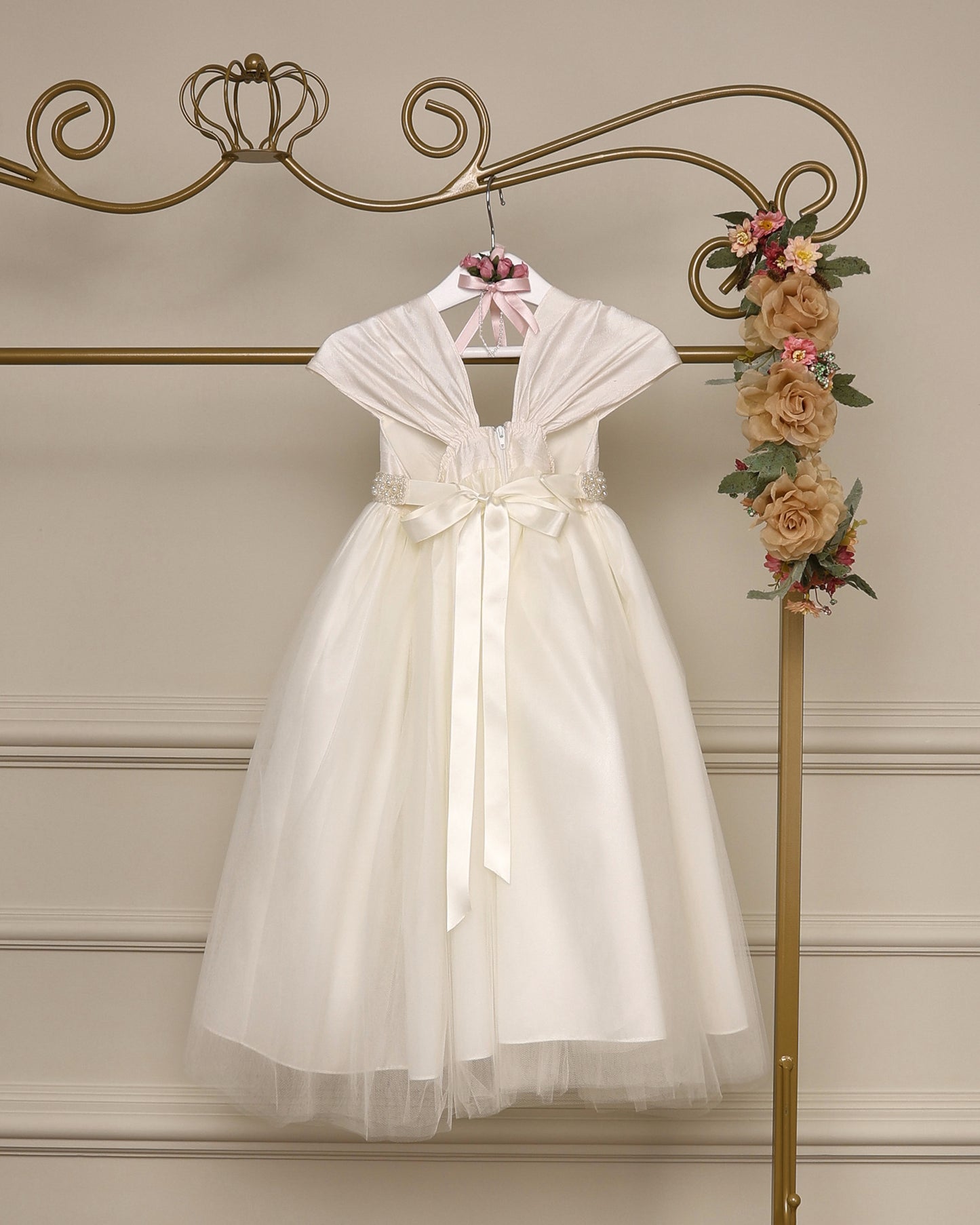 Vestido para daminha Emma offwhite com tule, faixa bordada com pérolas e alcinhas tipo manguinha da Etiquette