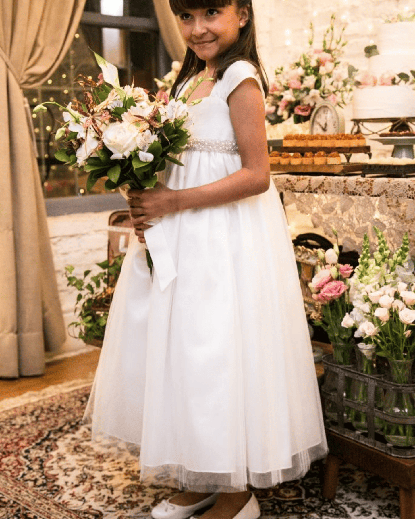 Vestido para daminha Emma offwhite com tule, faixa bordada com pérolas e alcinhas tipo manguinha da Etiquette