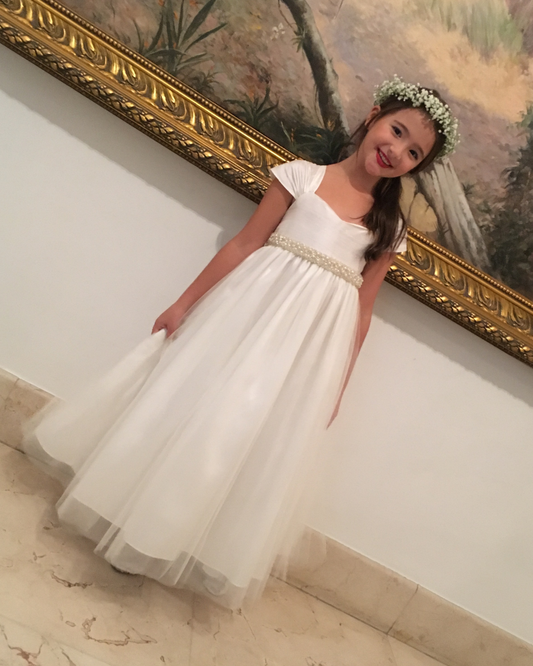 Vestido para daminha Emma offwhite com tule, faixa bordada com pérolas e alcinhas tipo manguinha da Etiquette