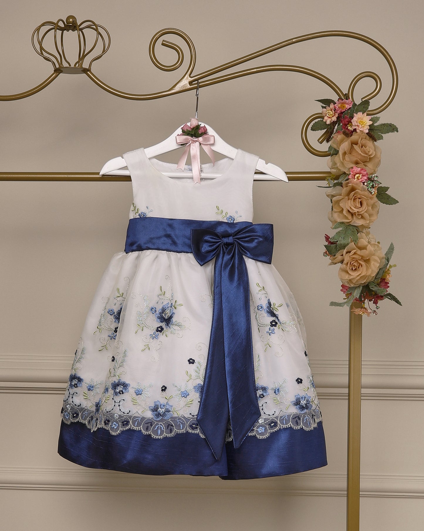 Vestido para daminha Fernanda azul com organza bordada, faixa em cetim e fechamento com botões da Etiquette
