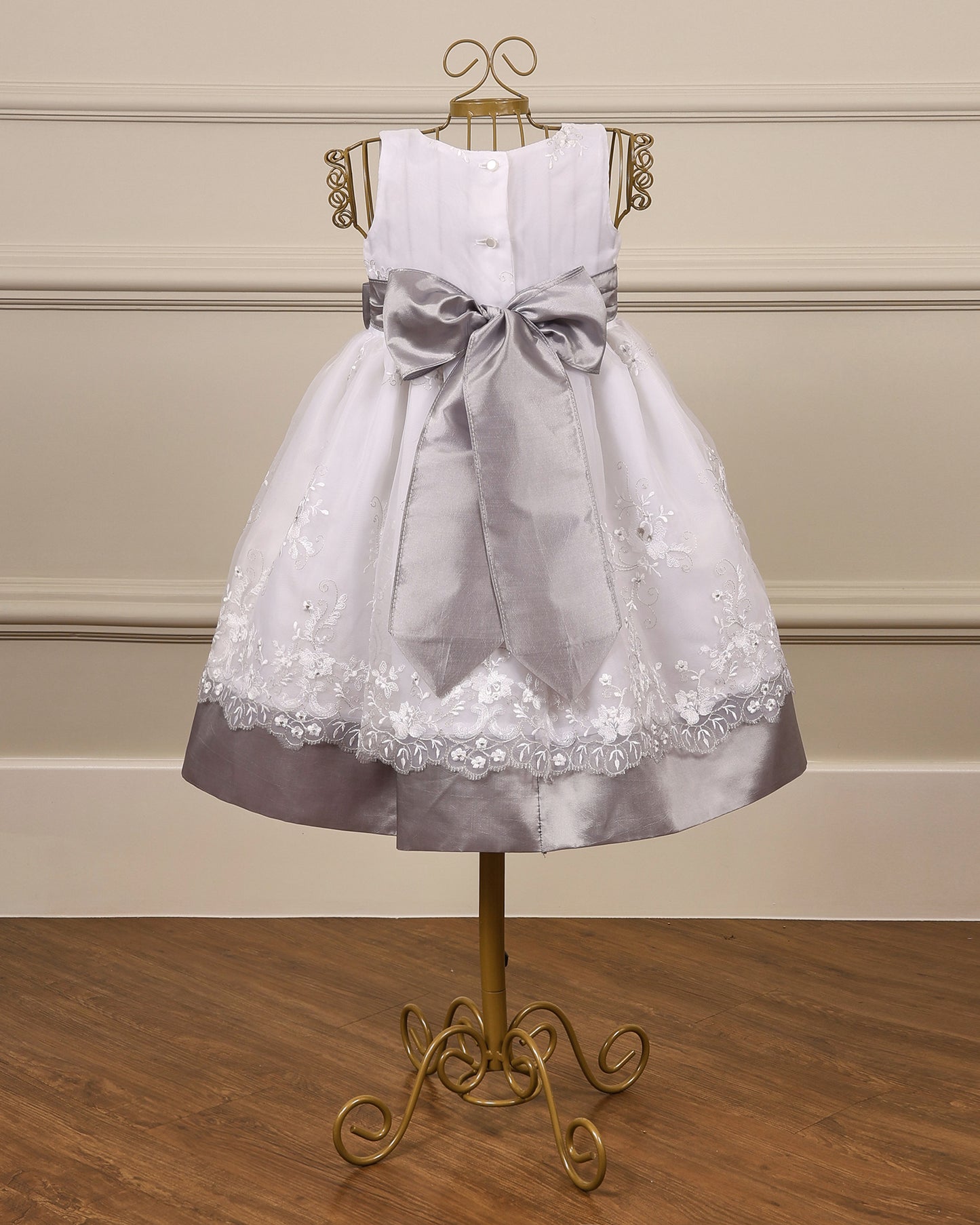 Vestido para daminha Fernanda prata com organza floral e laço em cetim – ideal para bodas de prata da Etiquette