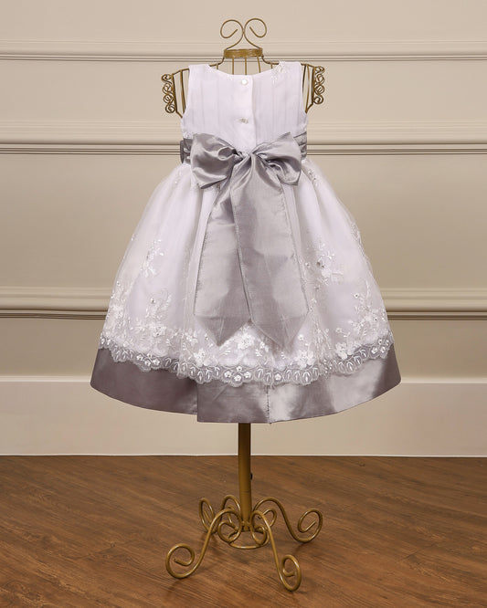 Vestido para daminha Fernanda prata com organza floral e laço em cetim – ideal para bodas de prata da Etiquette