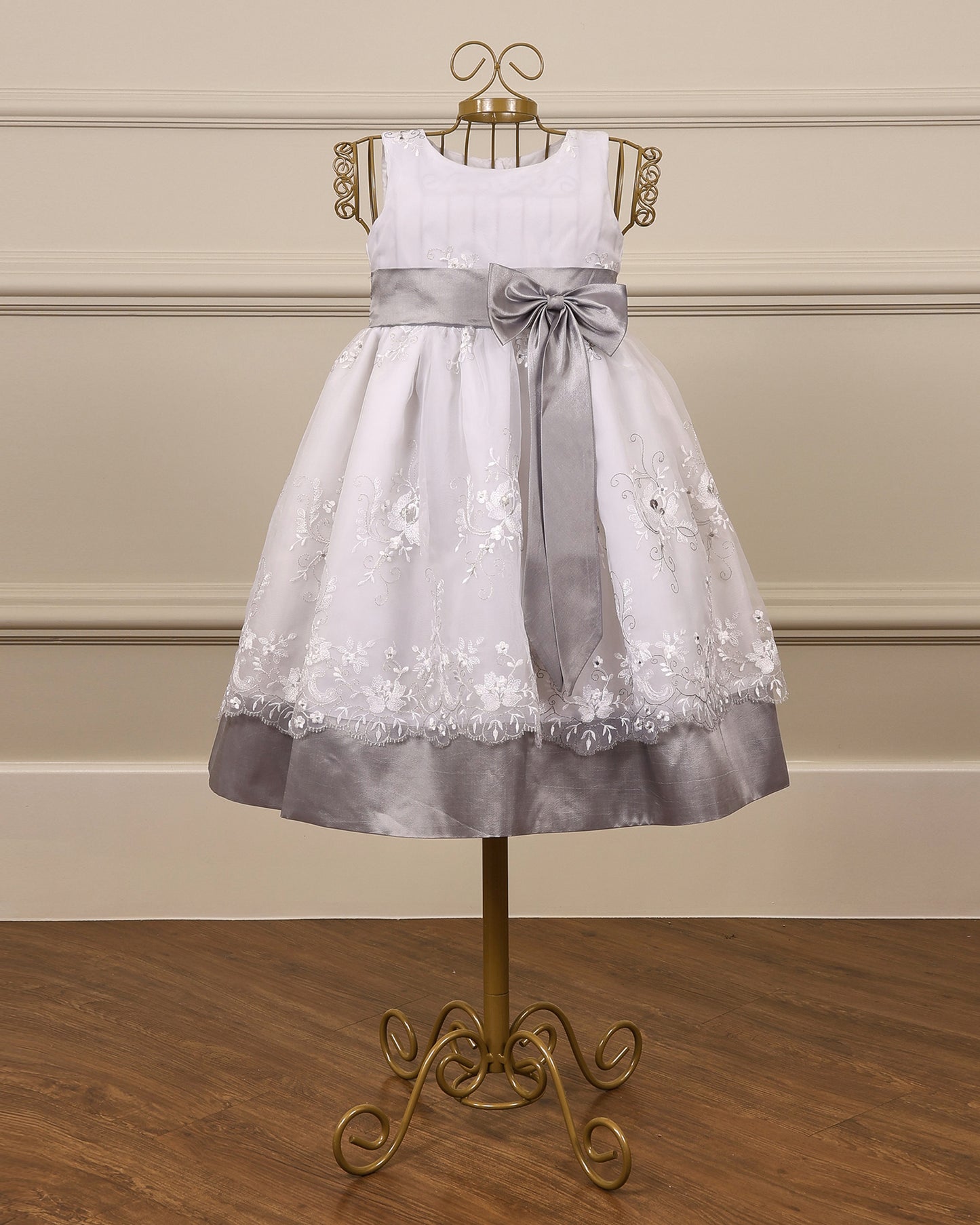 Vestido para daminha Fernanda prata com organza floral e laço em cetim – ideal para bodas de prata da Etiquette