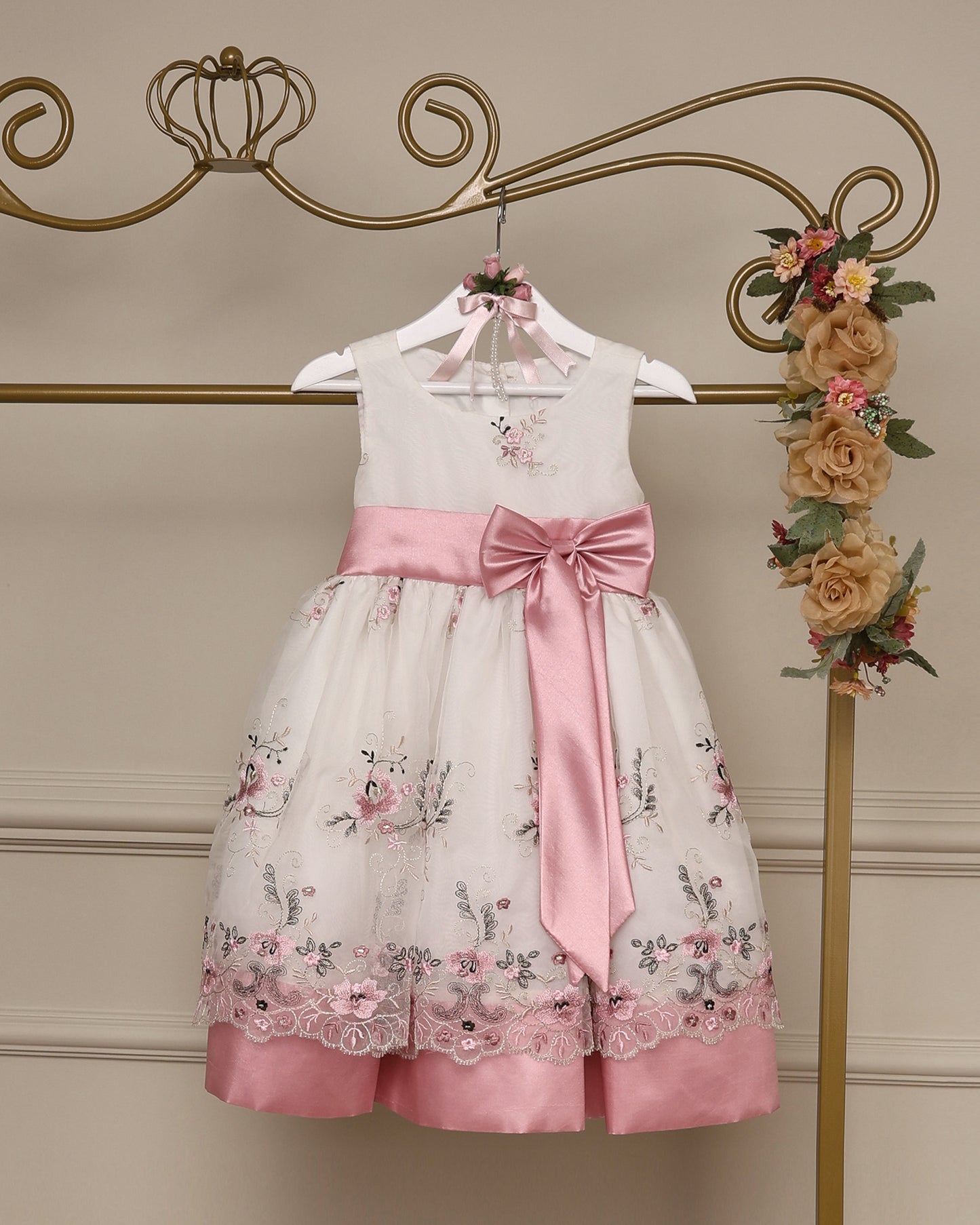 Vestido para daminha Fernanda rosa antigo com organza bordada floral, faixa com laço e broche opcional da Etiquette
