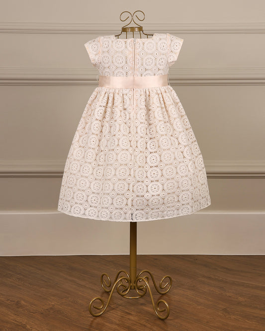 Vestido para daminha Gabi em renda de algodão pêssego com manga curta, decote quadrado e laço de cetim da Etiquette