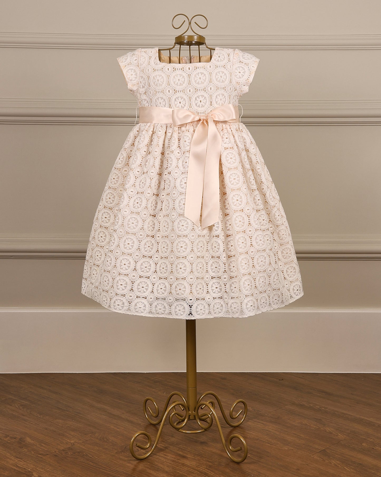 Vestido para daminha Gabi em renda de algodão pêssego com manga curta, decote quadrado e laço de cetim da Etiquette