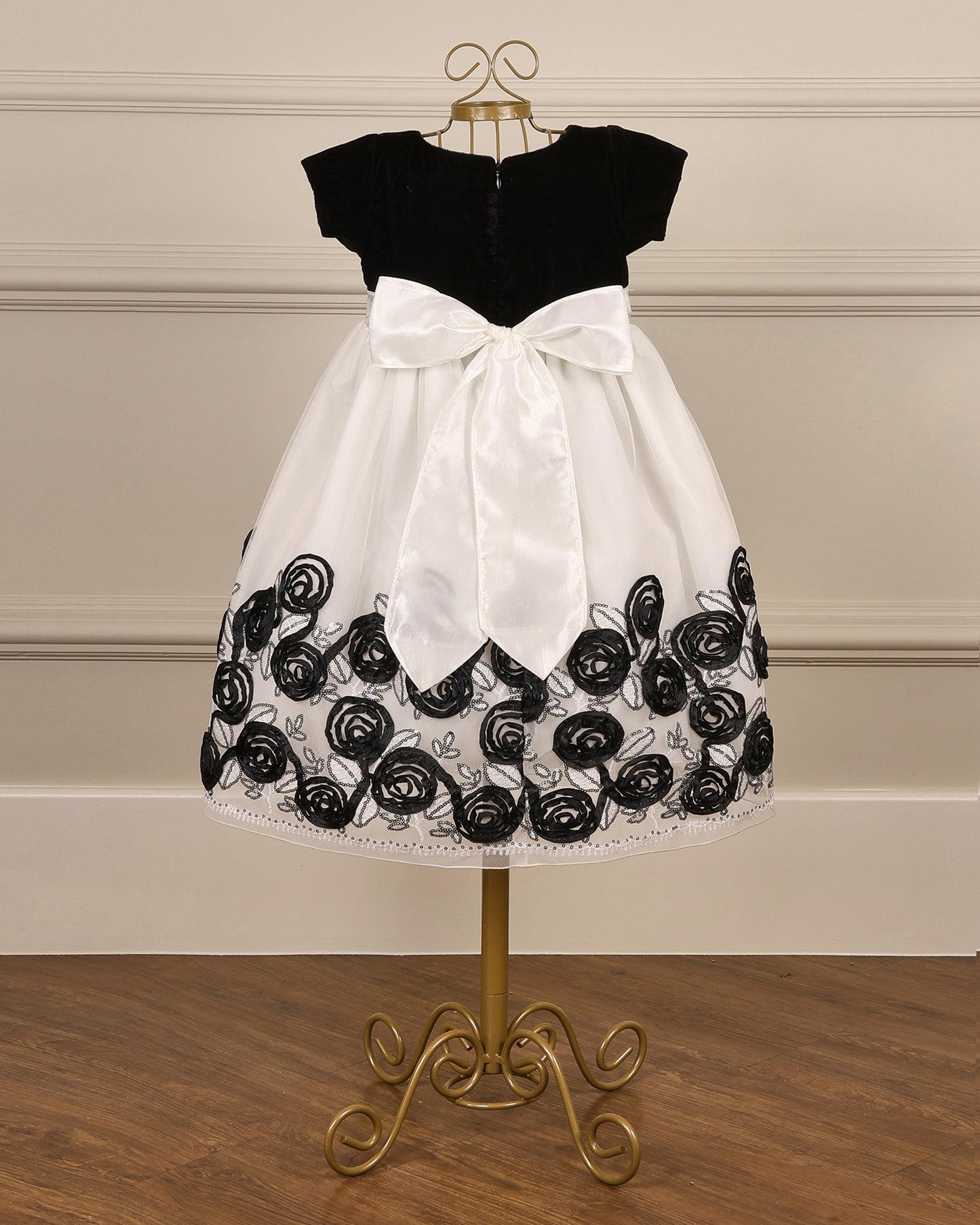 Vestido infantil Gala com corpete em veludo preto, saia offwhite com tule bordado floral e laço de cetim da Etiquette