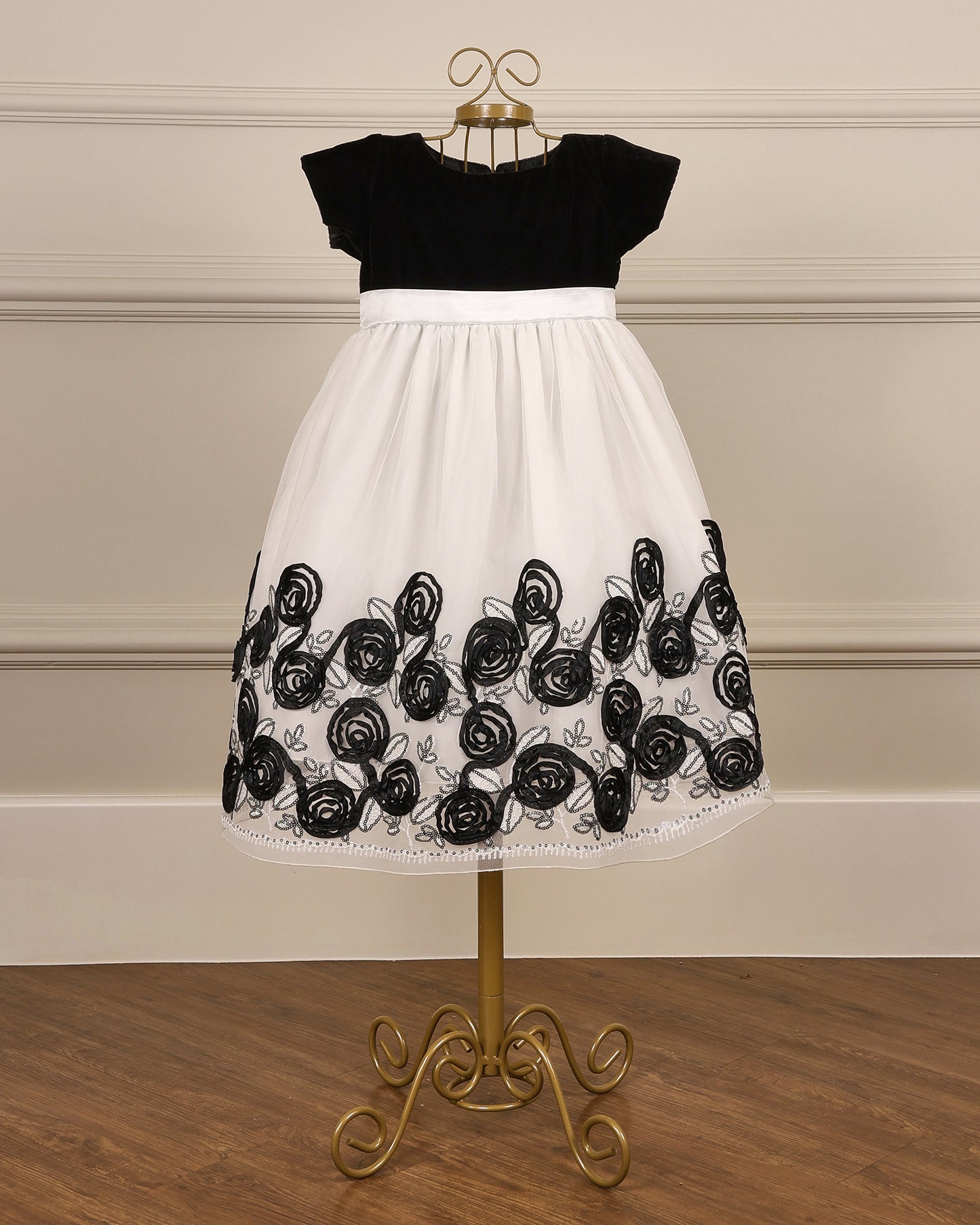 Vestido infantil Gala com corpete em veludo preto, saia offwhite com tule bordado floral e laço de cetim da Etiquette