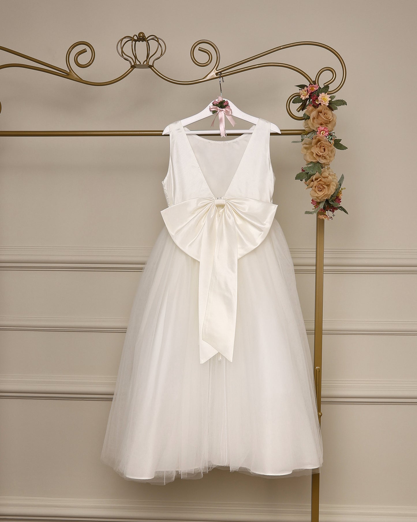 Vestido para daminha Hannae offwhite com corpete bordado, tule em camadas e laço nas costas da Etiquette
