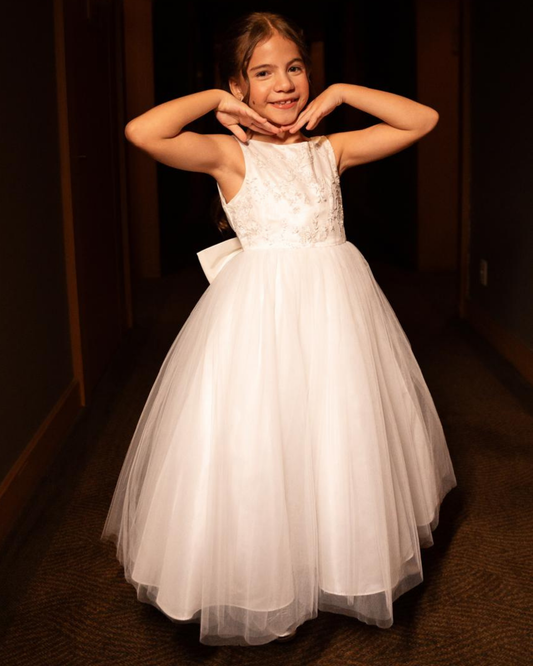 Vestido para daminha Hannae offwhite com corpete bordado, tule em camadas e laço nas costas da Etiquette