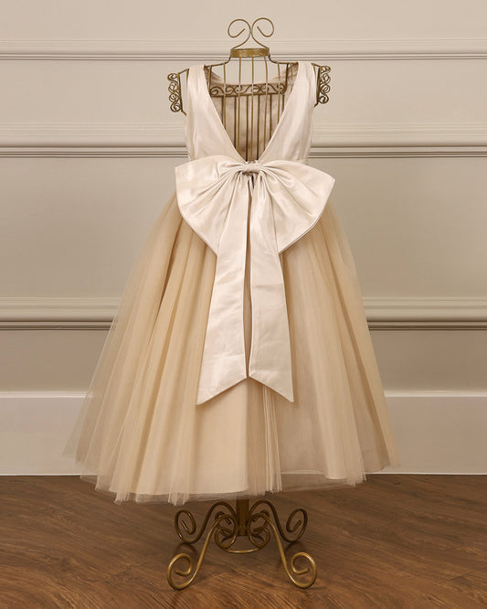 Vestido para daminha Hannae champagne com corpete bordado, tule em camadas e laço nas costas da Etiquette