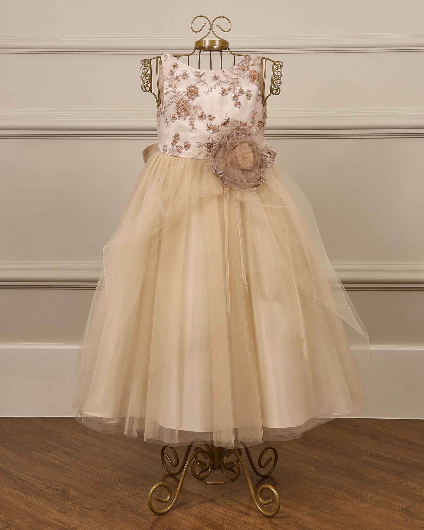 Vestido para daminha Hannae champagne com corpete bordado, tule em camadas e laço nas costas da Etiquette
