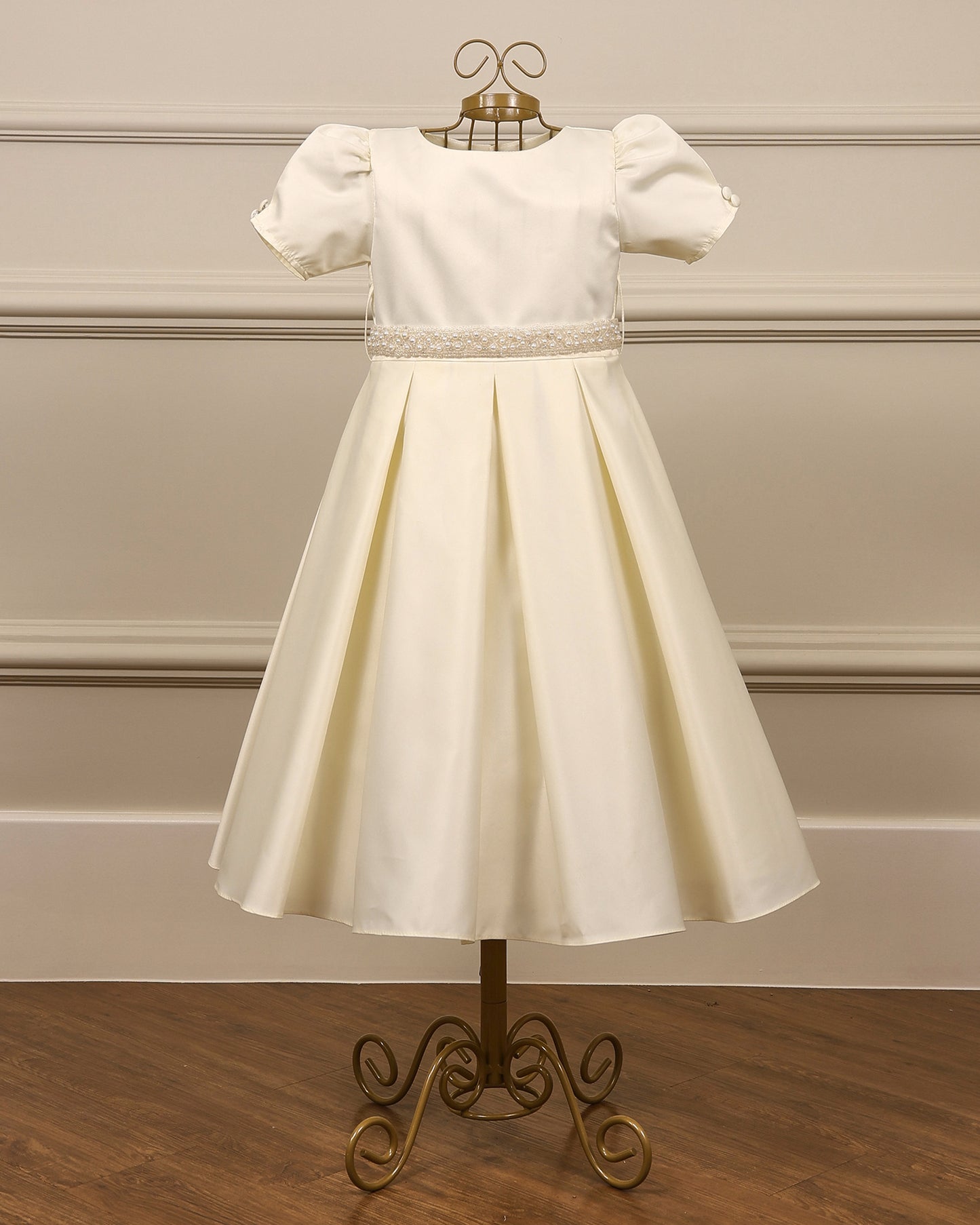 Vestido para daminha Kate creme com pregas, mangas bufantes e botões forrados da Etiquette