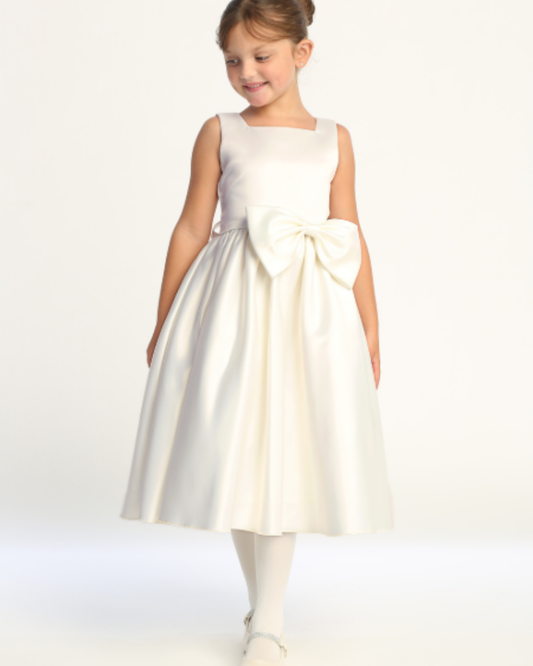 Vestido para daminha Laura branco perolado com cetim, decote quadrado, saia pregueada e laço estruturado da Etiquette
