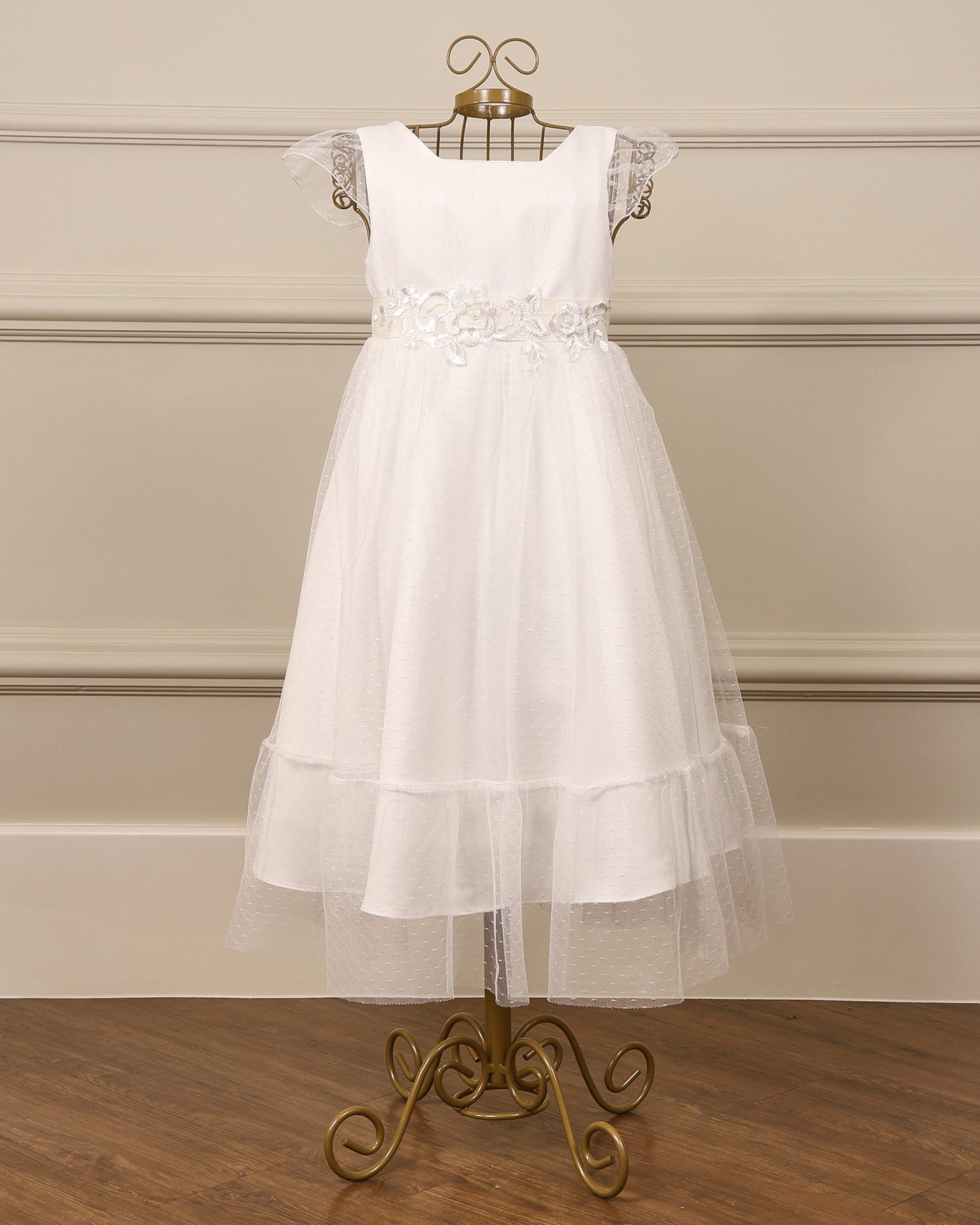 Vestido para daminha Loulou branco com tule riscadinho, cinto de renda e mangas em babado da Etiquette