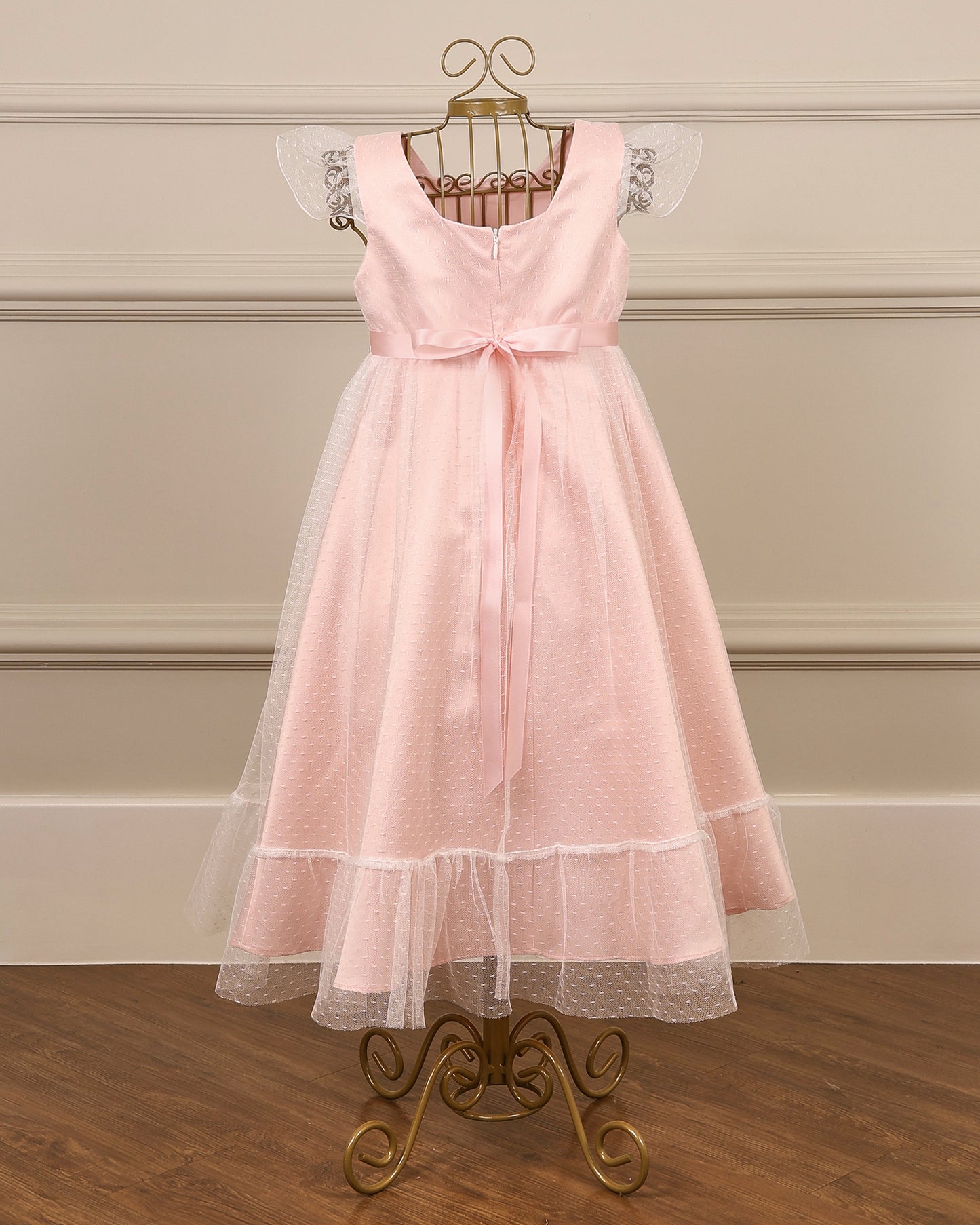 Vestido para daminha Loulou rosa com tule texturizado, manga de babado e cinto de renda da Etiquette