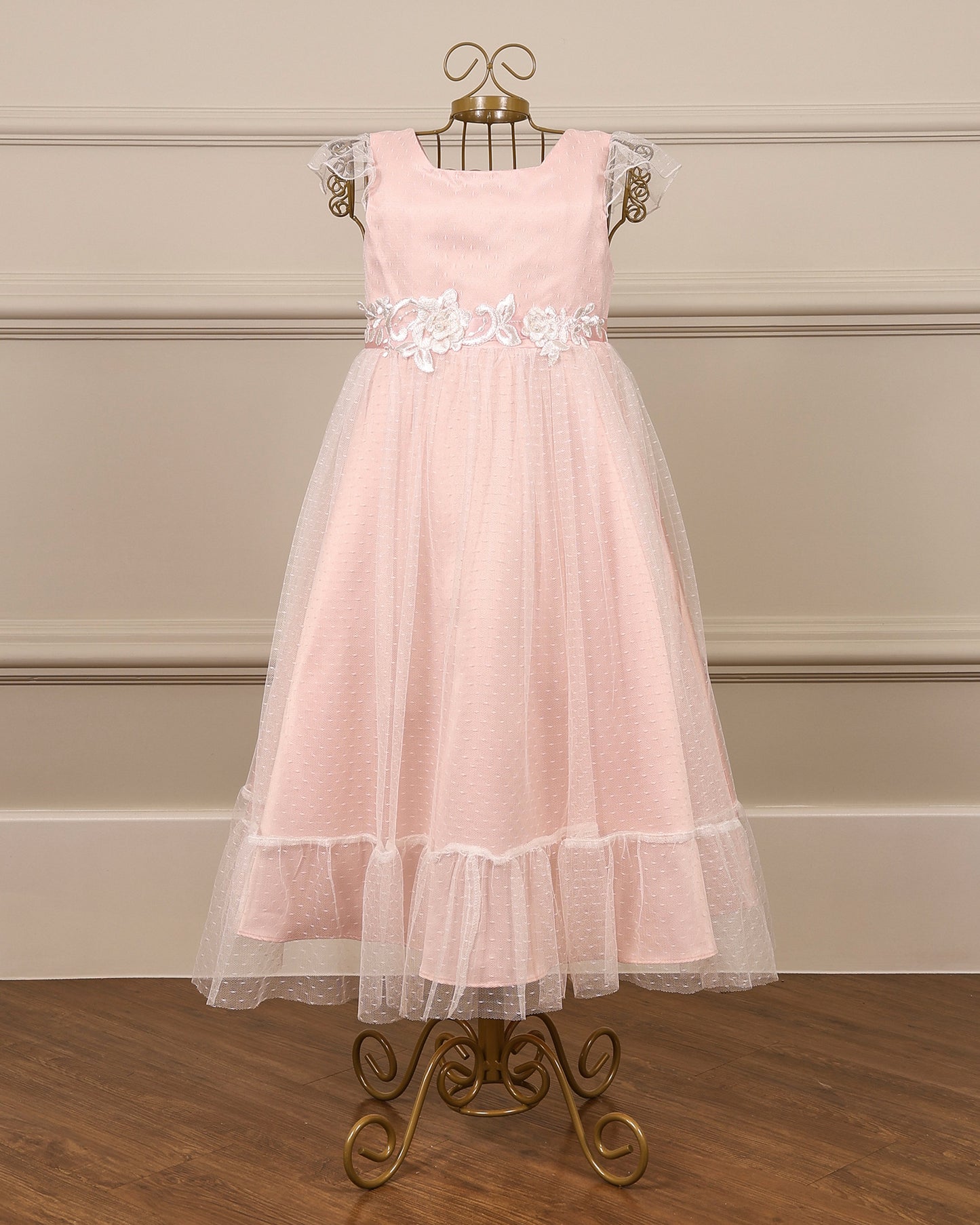 Vestido para daminha Loulou rosa com tule texturizado, manga de babado e cinto de renda da Etiquette