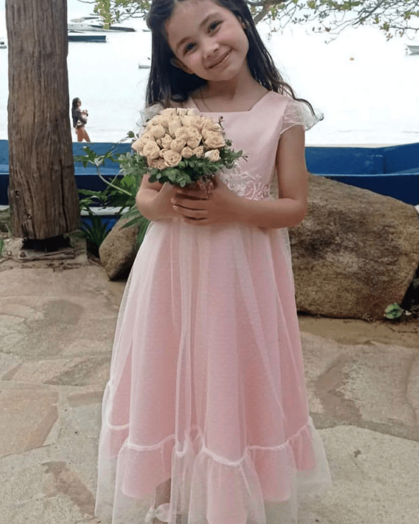 Vestido para daminha Loulou rosa com tule texturizado, manga de babado e cinto de renda da Etiquette