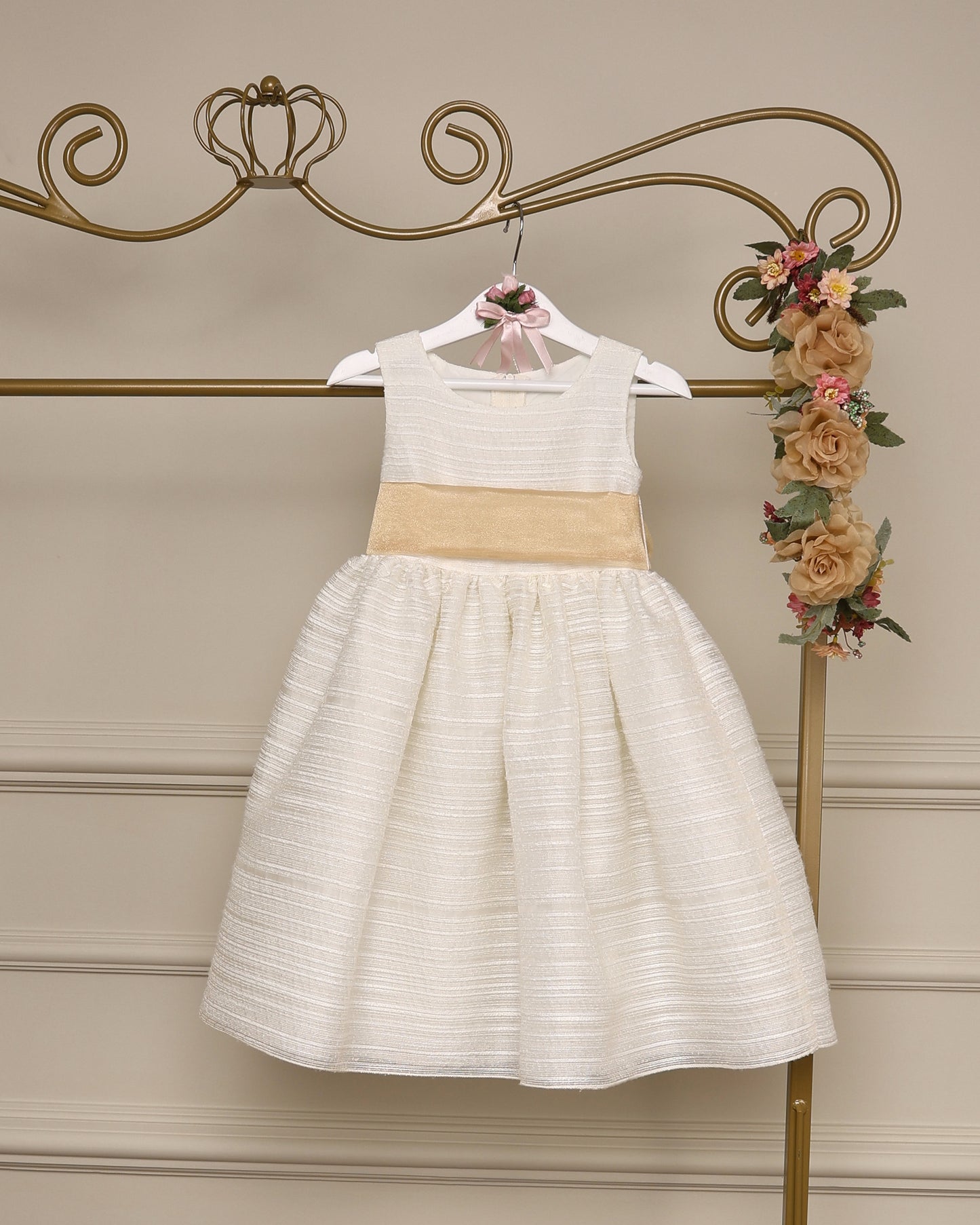 Vestido para daminha Malu off-white com organza listrada, decote redondo, saia pregueada e faixa champagne da Etiquette