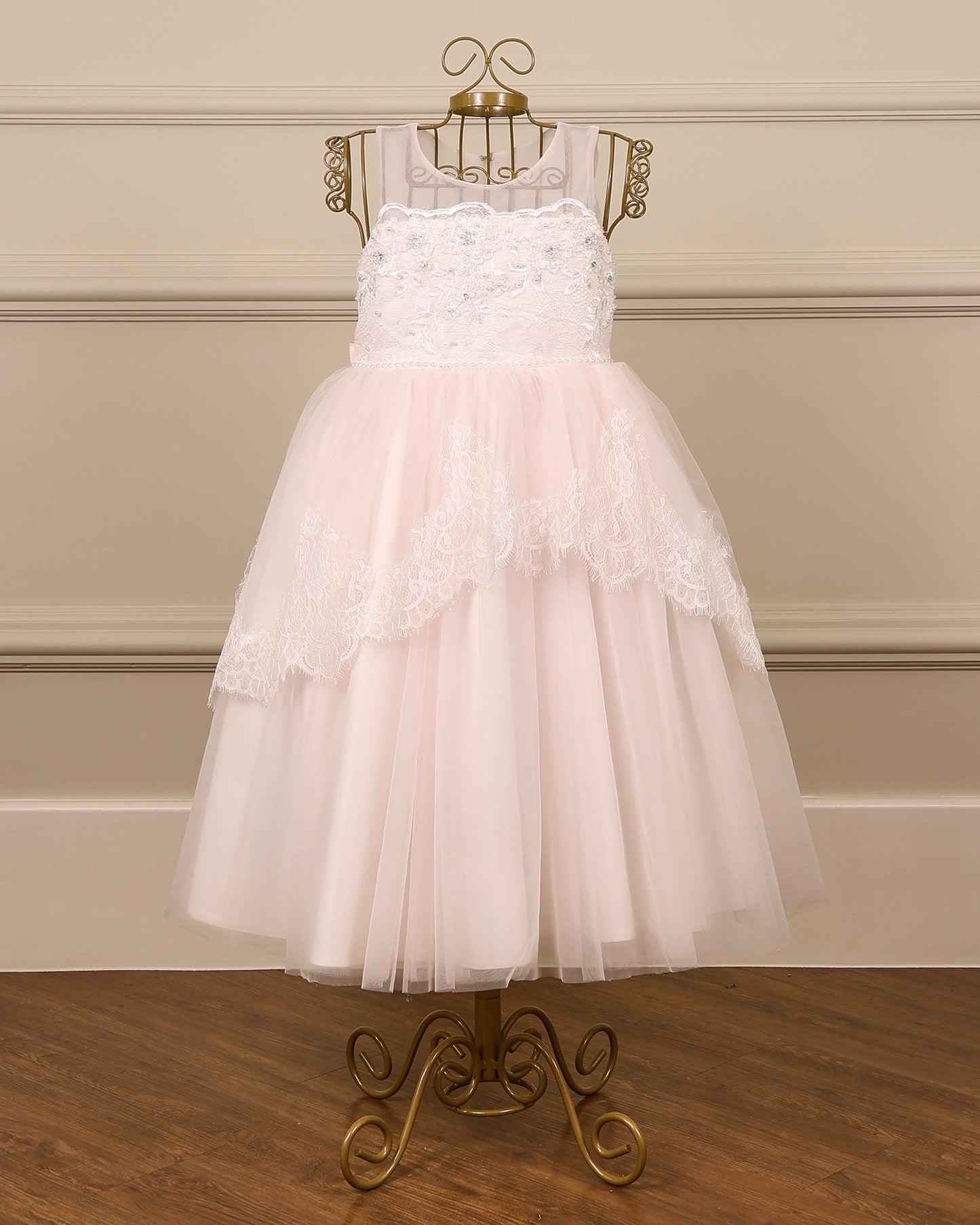 Vestido para daminha Margot branco com corpete em tule e renda, cristais, tule rosa em camadas e laço de cetim da Etiquette