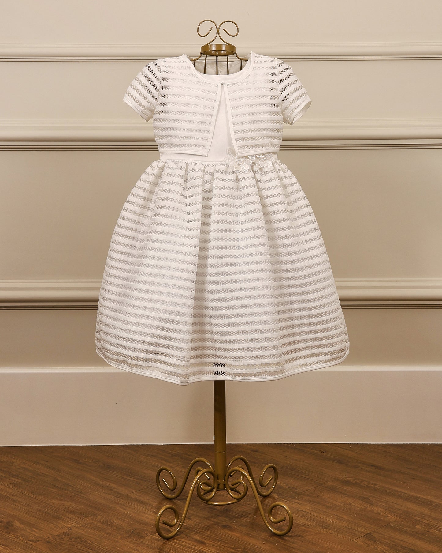 Vestido para daminha Marina branco com renda listrada, flores 3D, laço nas costas e bolero da Etiquette