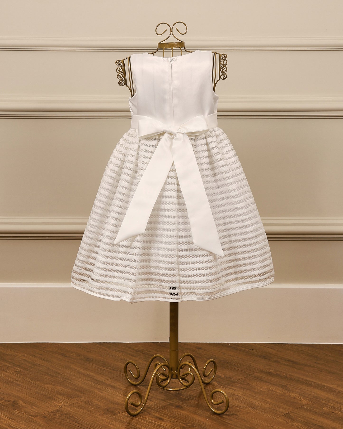 Vestido para daminha Marina branco com renda listrada, flores 3D, laço nas costas e bolero da Etiquette
