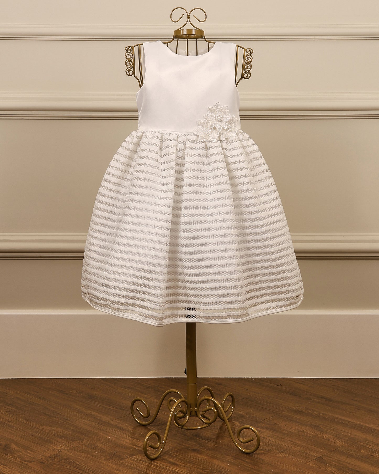Vestido para daminha Marina branco com renda listrada, flores 3D, laço nas costas e bolero da Etiquette