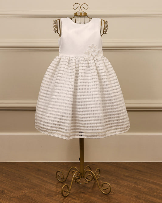 Vestido para daminha Marina branco com renda listrada, flores 3D, laço nas costas e bolero da Etiquette