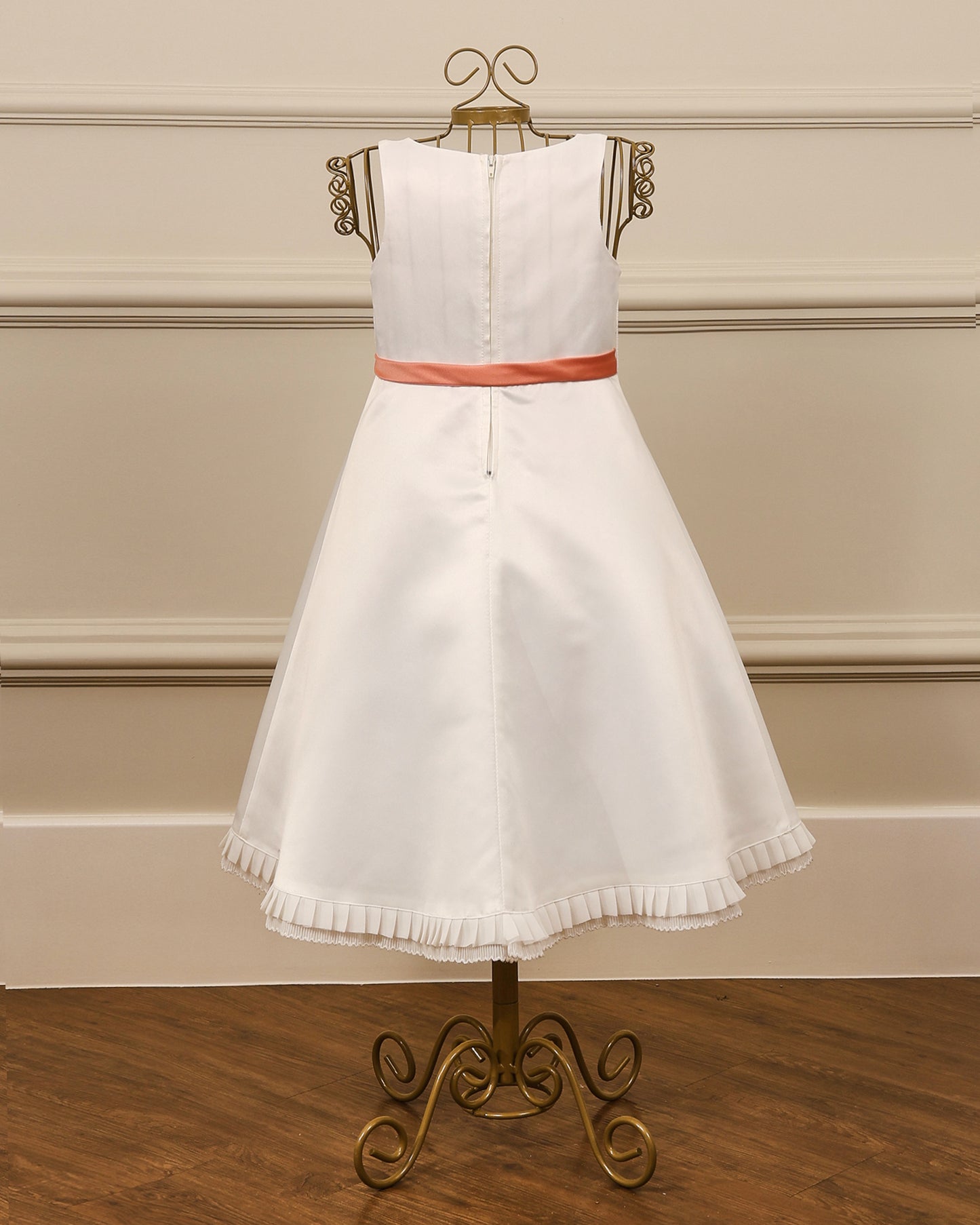 Vestido para daminha Nennah branco perolado com corte A, babado na barra e faixa personalizável da Etiquette
