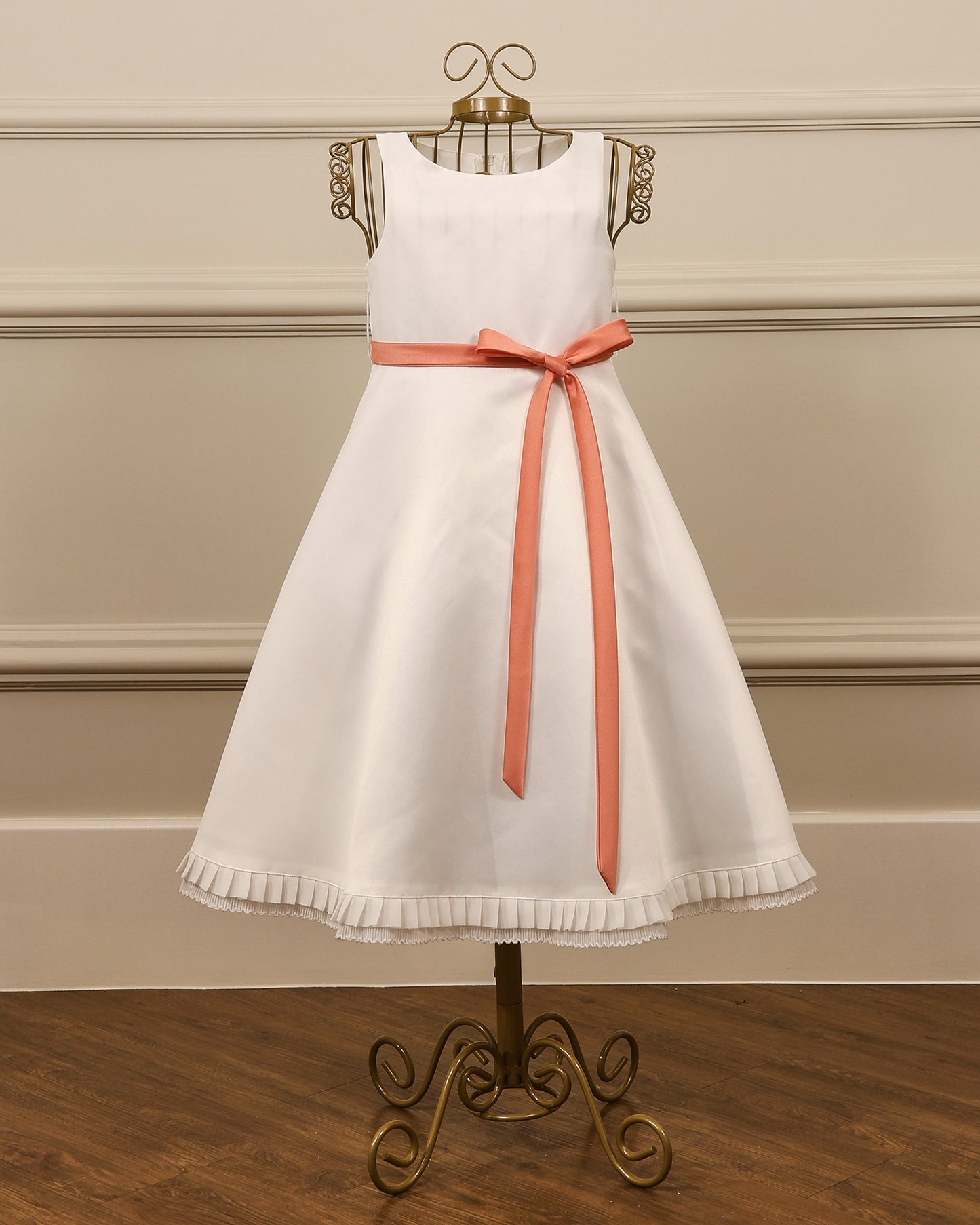 Vestido para daminha Nennah branco perolado com corte A, babado na barra e faixa personalizável da Etiquette